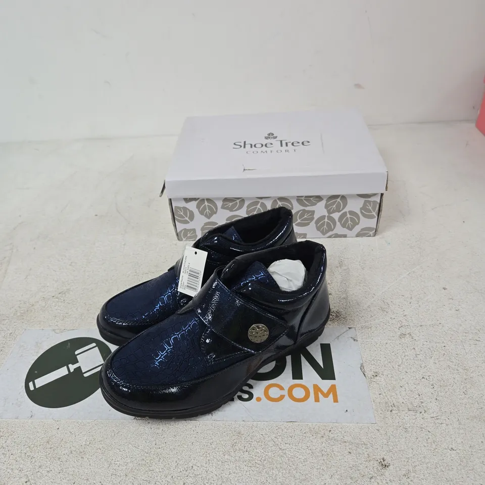 SHOE TREE COMFORT WOMEN’S NAVY PATENT LEATHER SHOES - STYLE BLACKTHORN, UK 4 (BOXED)