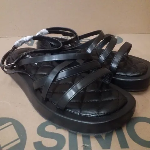 BOX CONTAINING APPROXIMATELY 6 PAIRS OF BRAND NEW SIMPLY BE BLACK PHOEBE EX WIDE SANDALS - SIZE 7