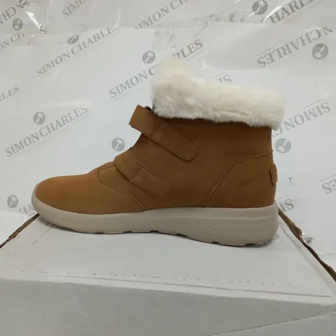 SKETCHERS ON THE GO WINTER FLING BOOT SIZE 6.5
