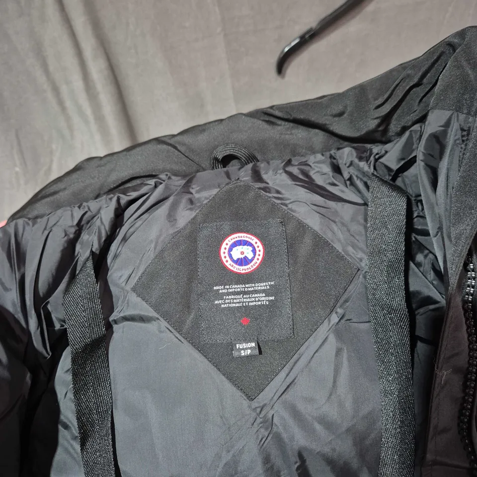 CANADA GOOSE PARKA WITH FUR-TRIMMED HOOD – BLACK