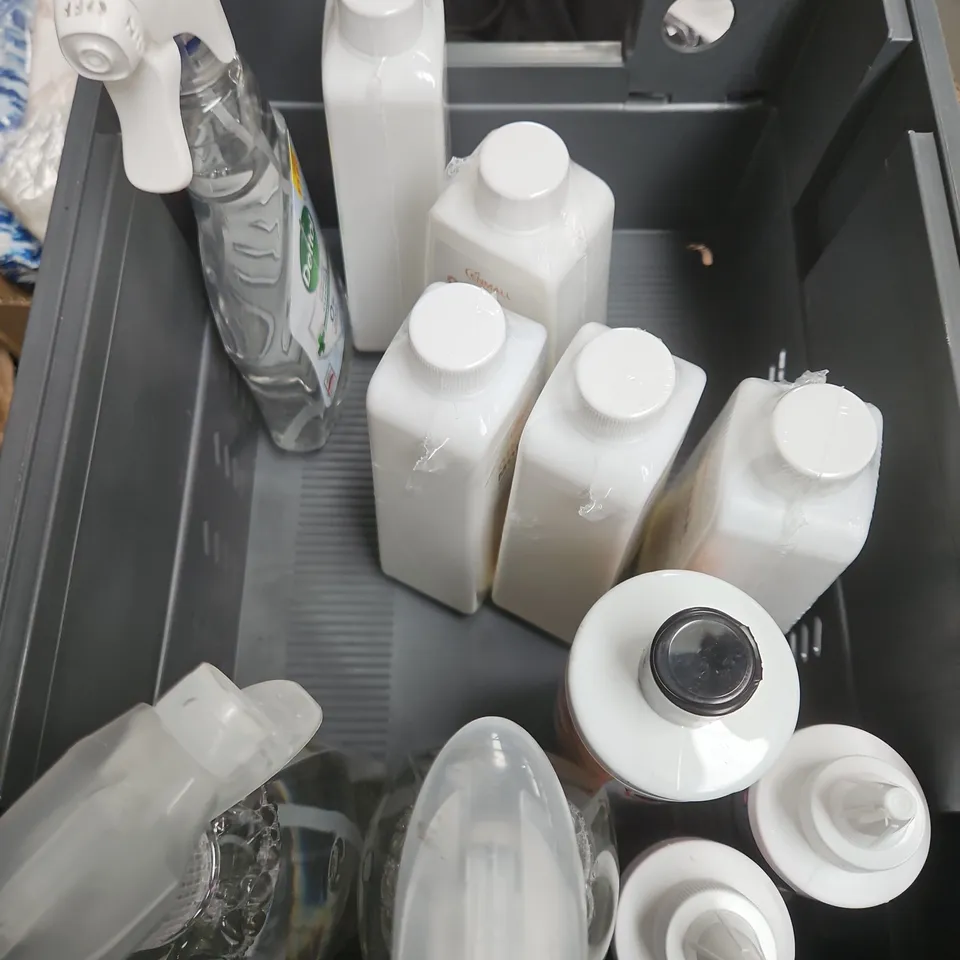 APPROXIMATELY 15 ASSORTED HOUSEHOLD ITEMS TO INCLUDE DRAIN GEL, OIL MOUSSE, SURFACE CLEANER ETC 
