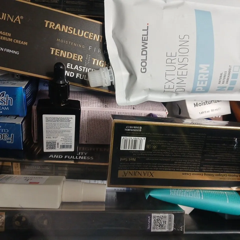 APPROXIMATELY 15 ASSORTED COSMETIC ITEMS TO INCLUDE DOVE, KIEHL'S, ETC - COLLECTION ONLY