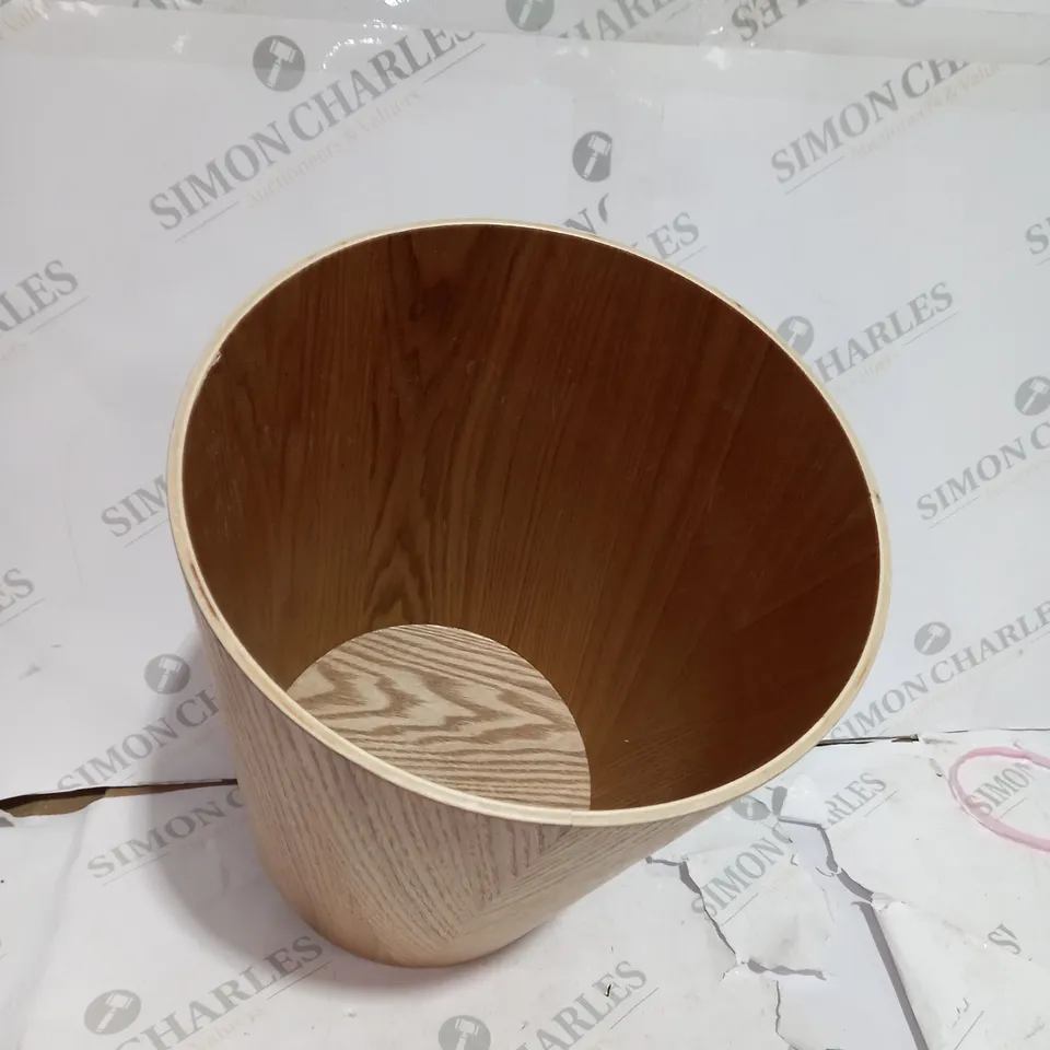 WOODEN PLANTER WITH SHINY FINISH