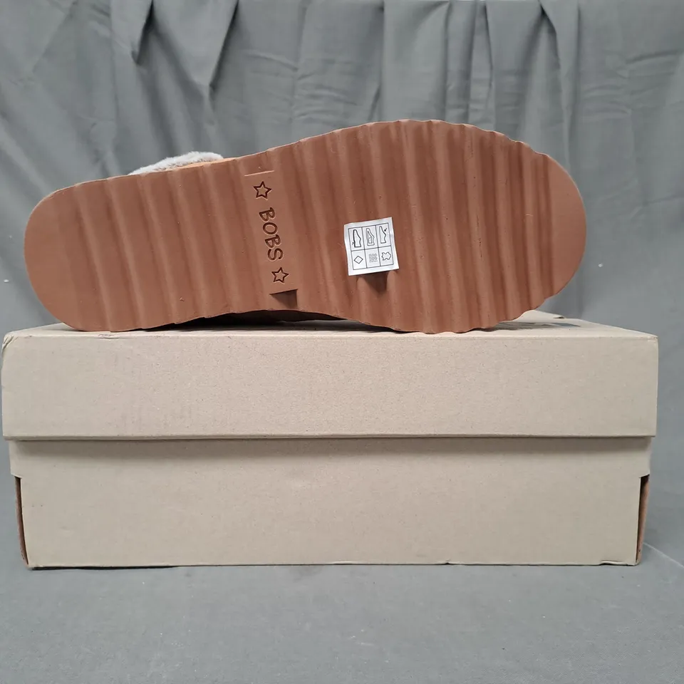 BOXED PAIR OF SKECHERS MOUNT SUEDE BOOTS IN CHESTNUT SIZE 7