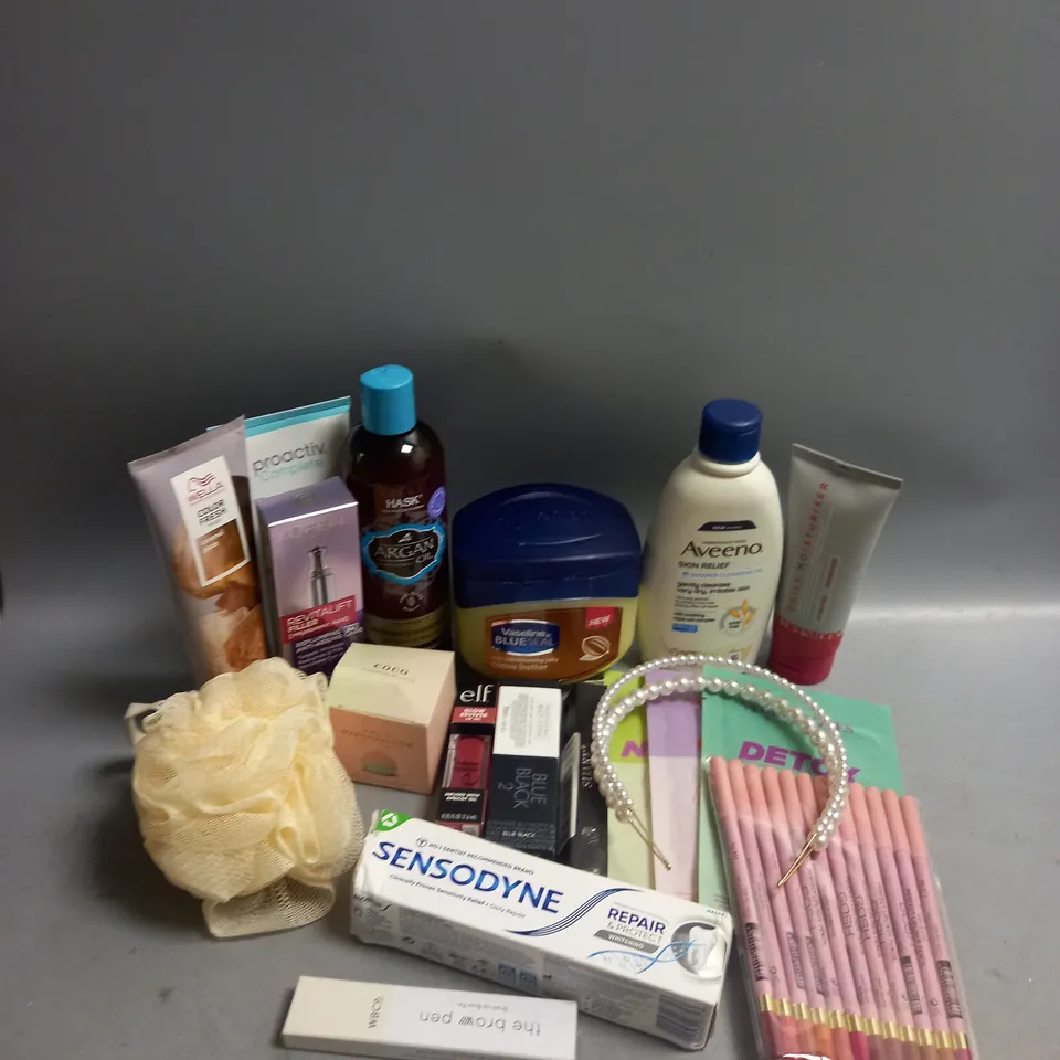 BOX OF APPROXIMATELY 20 COSMETIC ITEMS TO INCLUDE - AVEENO SHOWER CLEANSING OIL - SENSODYNE TOOTHPASTE - ELF LIP OIL - ETC 