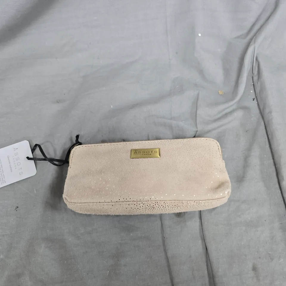 BOX OF APPROXIMATELY 25 ASSORTED CLOTHING ITEMS INCLUDING ASSOTS PURSE , WOOLEN GLOVES AND ANIMAL PRINT TOP 