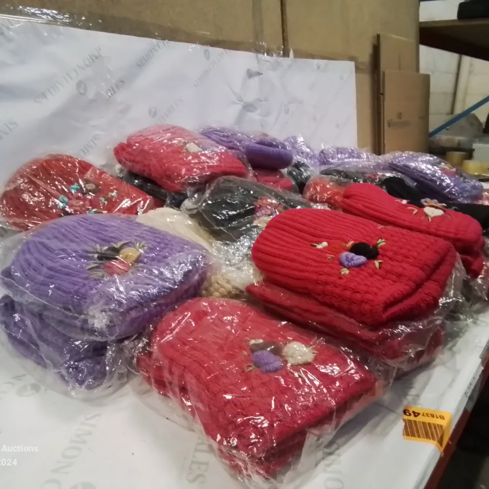 LOT CONTAINING LARGE AMOUNT OF BAGGED WOOLEN HATS IN VARIOUS COLOURS AND DESIGNS 