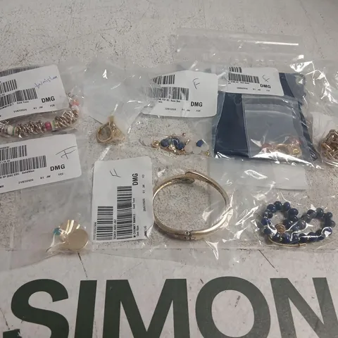 APPROXIMATELY 10 ITEMS OF ASSORTED MALIKA JEWELLERY TO INCLUDE; CHUNKY BANGLE, DISC EARRINGS AND SUMMER BELT BRACELET
