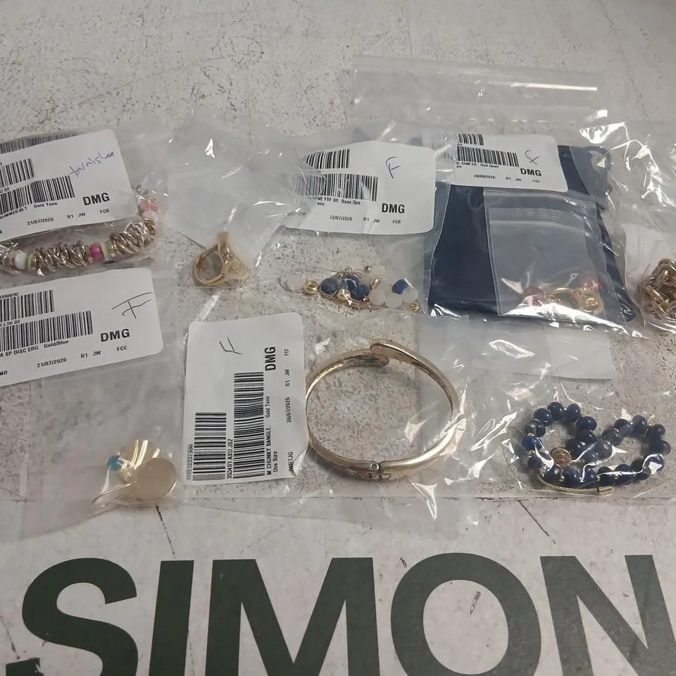 APPROXIMATELY 10 ITEMS OF ASSORTED MALIKA JEWELLERY TO INCLUDE; CHUNKY BANGLE, DISC EARRINGS AND SUMMER BELT BRACELET