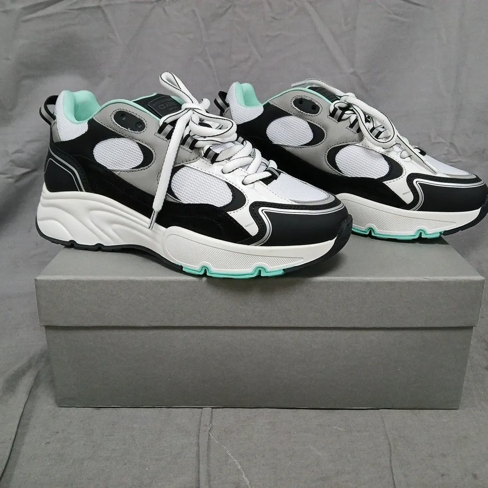 BOXED PAIR OF CLEENS PULSE RUNNER TRAINERS IN MINT SIZE UK 8