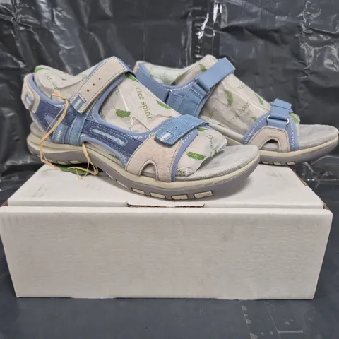 BOXED PAIR OF FREE SPIRIT SANDALS IN BLUE SIZE 9