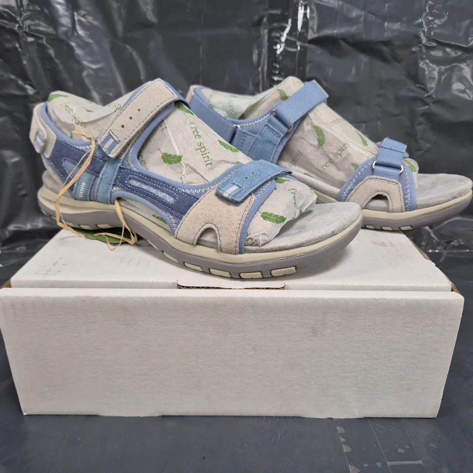 BOXED PAIR OF FREE SPIRIT SANDALS IN BLUE SIZE 9
