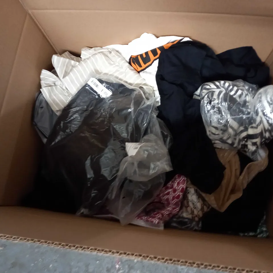 LARGE QUANTITY OF CLOTHING ITEMS TO INCLUDE DRESSES, SWEATERS, JEANS, T-SHIRTS, ETC