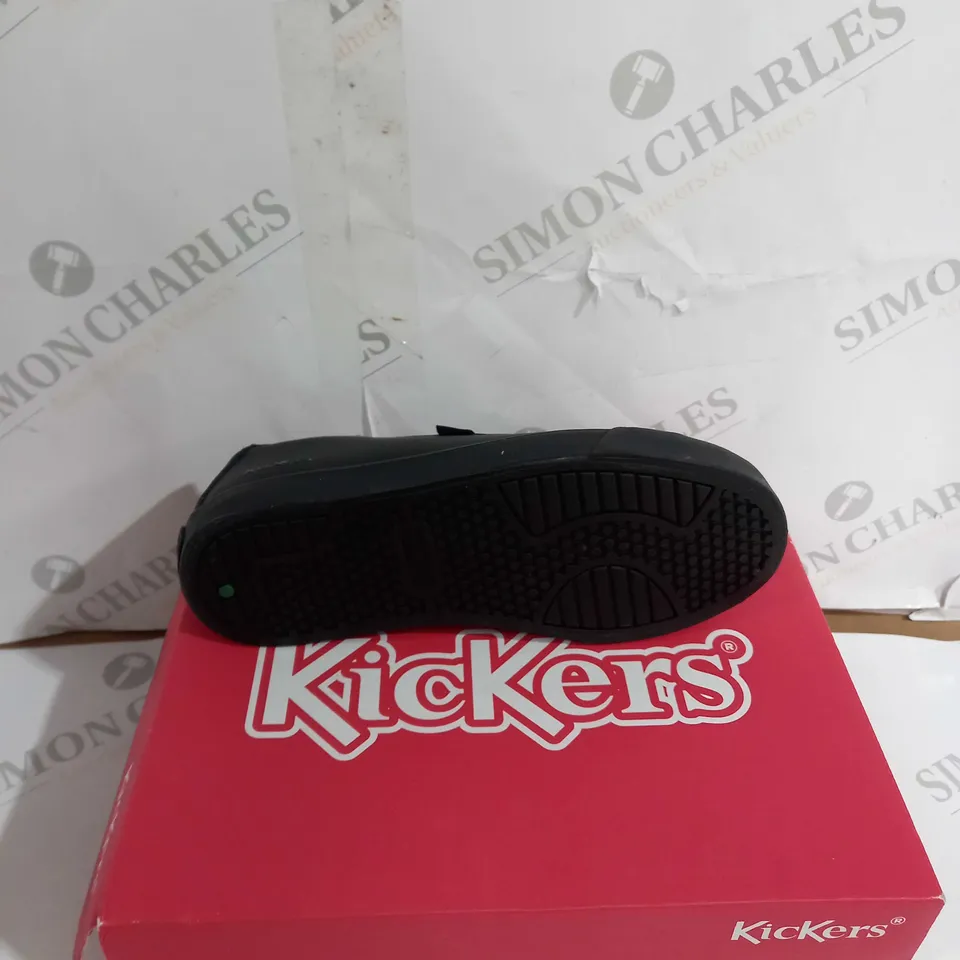 BOXED PAIR OF KICKERS TOVNI LACER LEATHER JUNIOR BLACK SIZE 34 