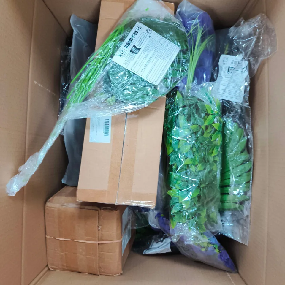 APPROXIMATELY 15 ASSORTED HOUSEHOLD PRODUCTS TO INCLUDE HOME DECOR, CUSHION, PROTECTIVE GLOVES ETC