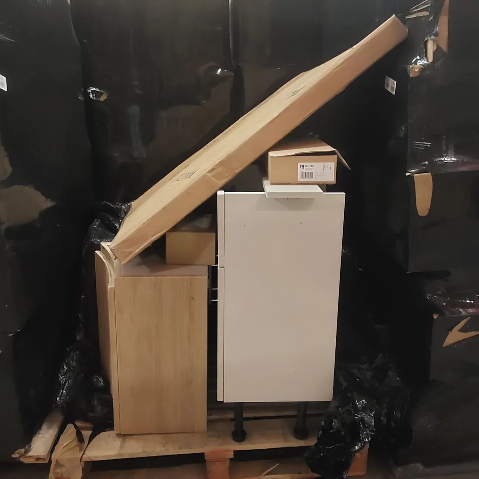 PALLET CONTAINING A LARGE QUANTITY OF BATHROOM FURNITURE PARTS INCLUDING: BATHROOM UNIT PARTS ECT