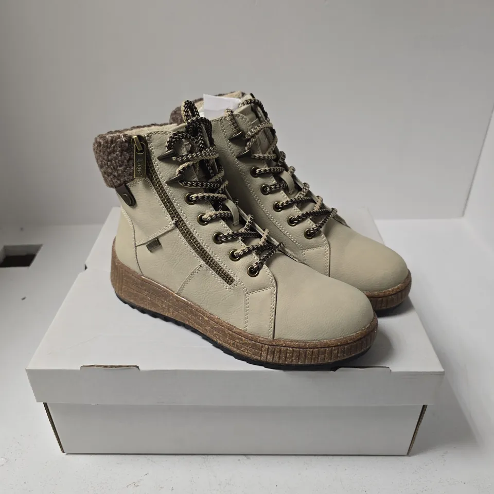 LOUIS WOMEN'S BEIGE WINTER BOOTS WITH FUR LINING – UK5