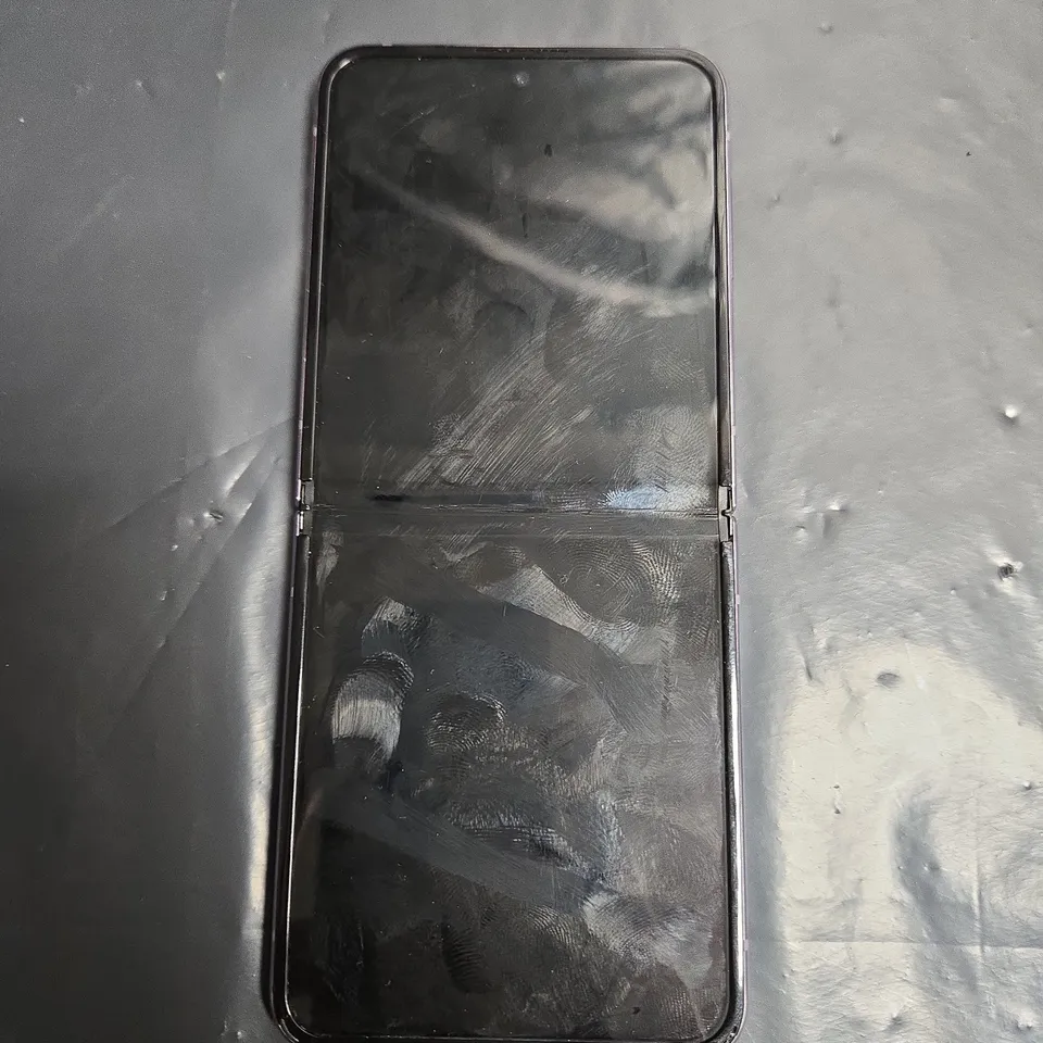 SAMSUNG FOLD SMARTPHONE (MODEL UNSPECIFIED)