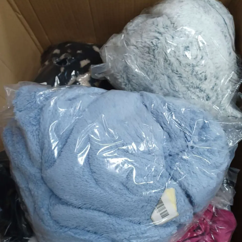 APPROXIMATELY 20 LADIES CLOTHING ITEMS IN VARIOUS COLOURS, SIZES AND STYLES