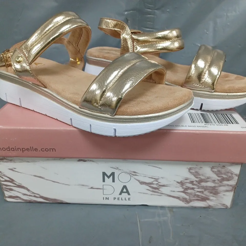 BOXED PAIR OF MODA IN PELLE PADDED DOUBLE BAND SANDALS IN GOLD SIZE 6