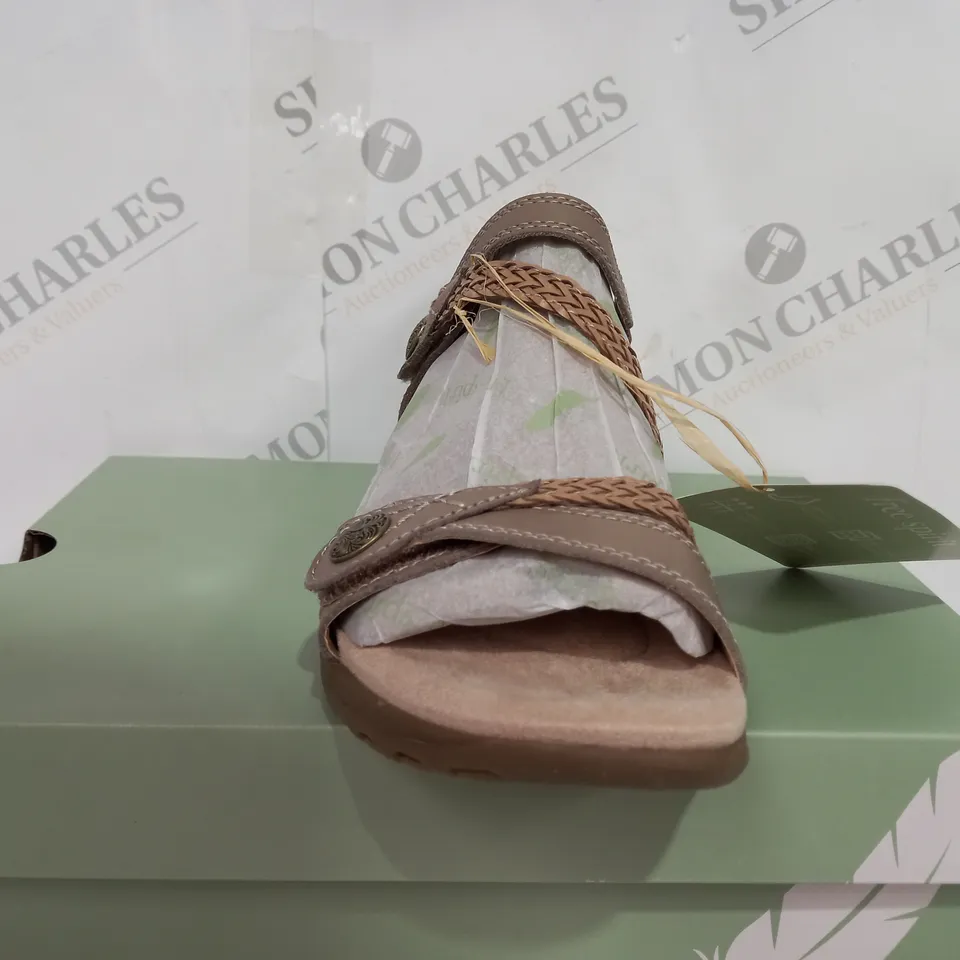 BOXED FREE SPIRIT MALIBU HIGH FLAT SANDLAS WITH OPEN TOE - SIZE 6