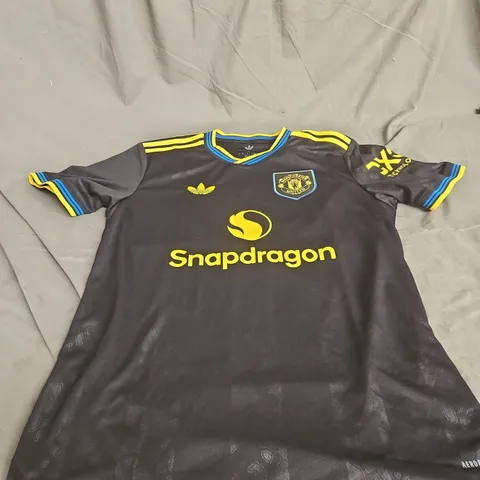 MANCHESTER UNITED ADIDAS FOOTBALL SHIRT – BRUNO FERNANDES 8 (B. FERNANDES) SIZE L 