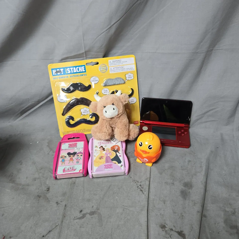 APPROXIMATELY 20 ASSORTED ITEMS OF TOYS AND GAMES INCLUDING NINTENDO 3DS, MUSTACHE SET, DISNEY TOP TRUMPS AND SOFT TOY