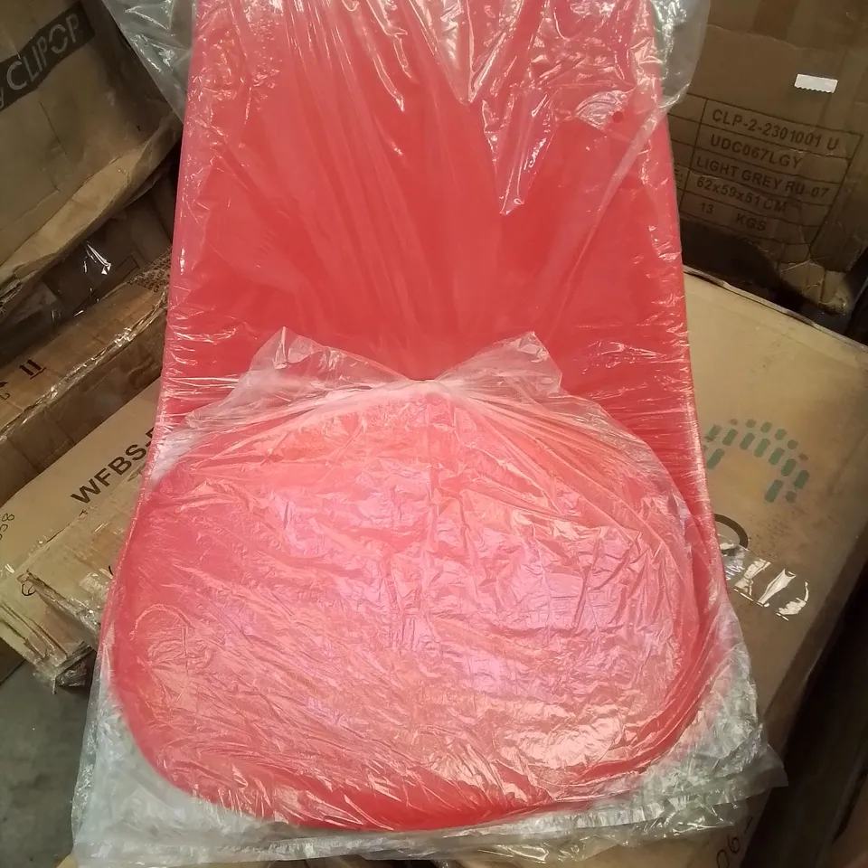 A BOXED PLASTIC/LEATHER UPHOLSTERED OFFICE/SIDE CHAIR IN RED