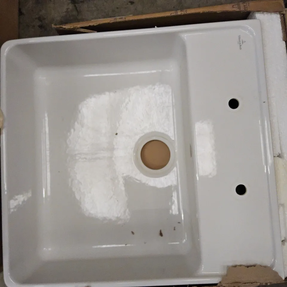 BOXED VILLEROY & BOCH 6331-95-01 WHITE CERAMIC SINK