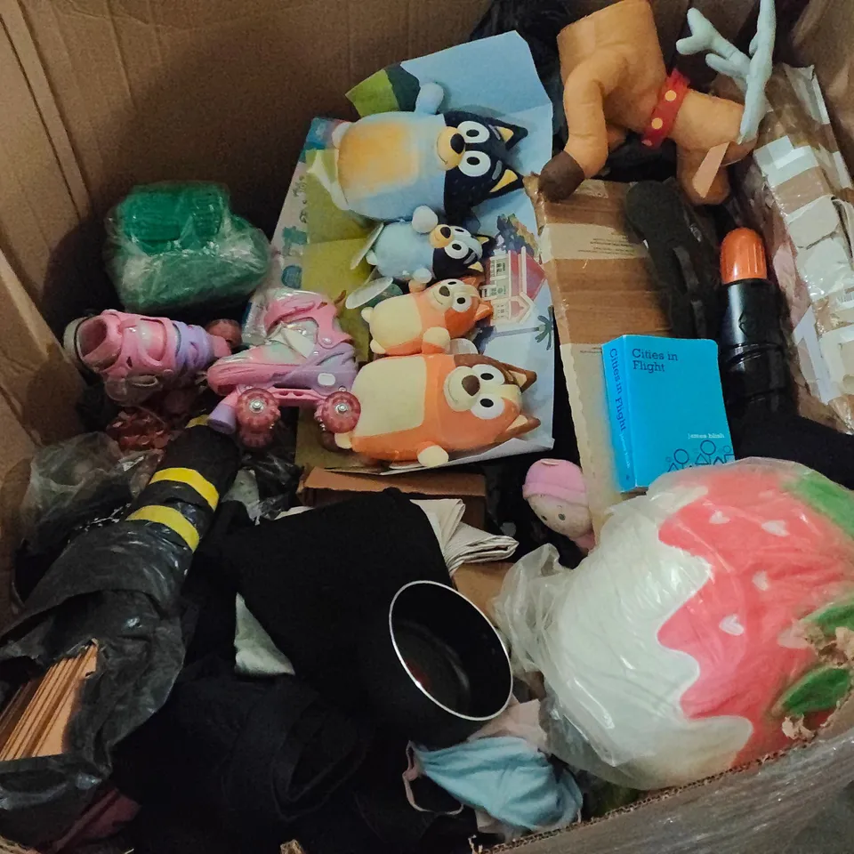 PALLET OF ASSORTED HOUSEHOLD AND CLOTHING ITEMS TO INCLUDE KIDS ROLLER SKATES, TOWEL BAIL AND LARGE DESSERT PLUSHIE