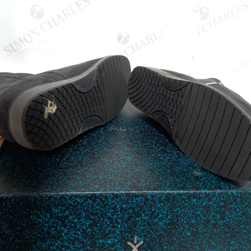 BOXED PAIR OF EMU DARK GREY BEACH BOOT  - SIZE 5