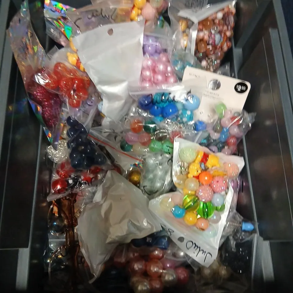 LARGE QUANTITY OF ASSORTED TOYS AND ACCESSORIES TO INCLUDE;  FASHION JEWELLERY, ZURU PETS ALIVE SWIMMING AXOLOTLS AND BEADS