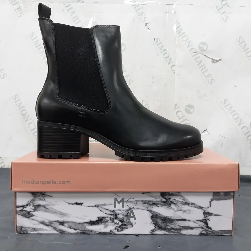 BOXED PAIR OF MODA IN PELLE CHUNKY HEEL CHELSEA BOOTS IN BLACK SIZE 7