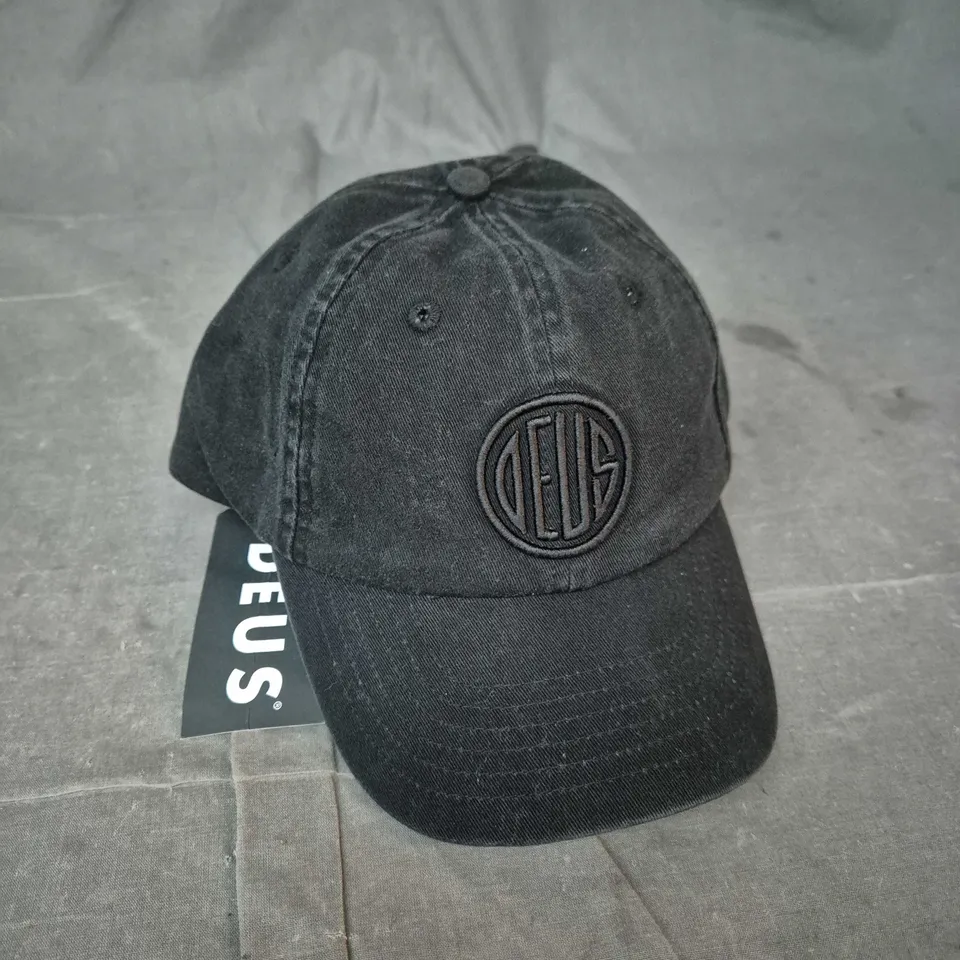 DEUS LOGO DAD CAP – BLACK, OS