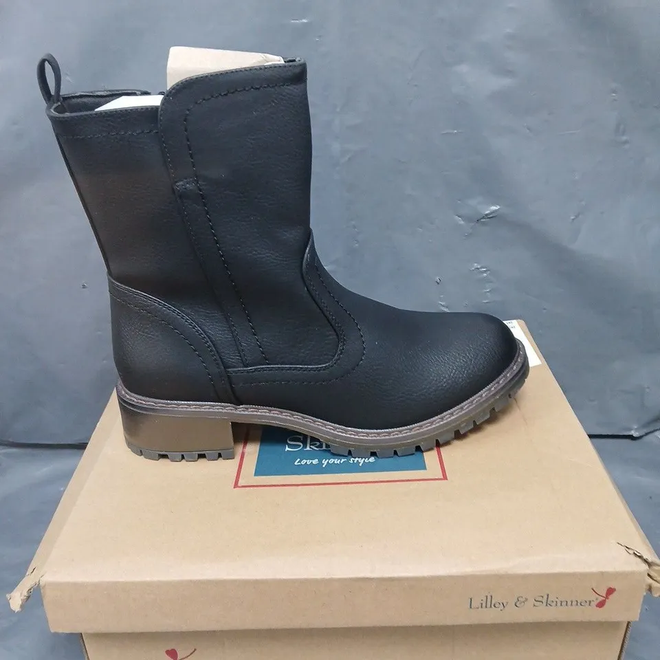 BOXED PAIR OF LILLEY & SKINNER OTTAWA BOOTS IN BLACK - 7.5