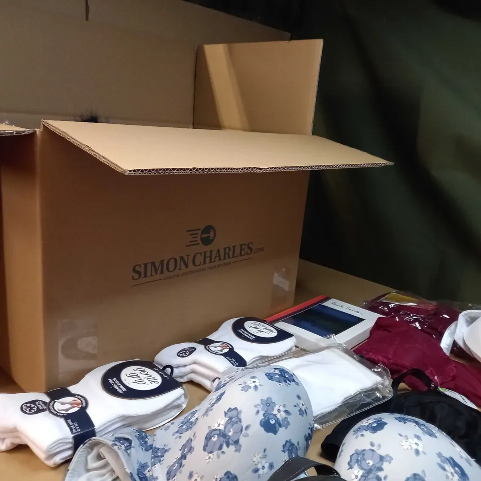 LOT OF APPROX. 15 ASSORTED CLOTHING ACCESSORIES  IN VARYING SIZES/COLOURS/STYLES TO INCLUDE: BRA'S, BOXERS, SOCKS