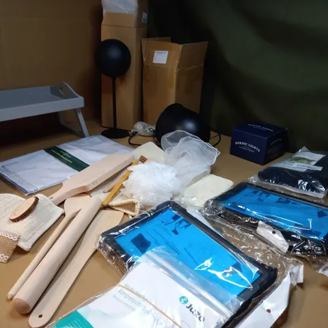 LARGE BOX OF APPROXIMATELY 10 ASSORTED HOUSEHOLD ITEMS TO INCLUDE: TABLET CASES, HOME DECOR ITEMS, SLING