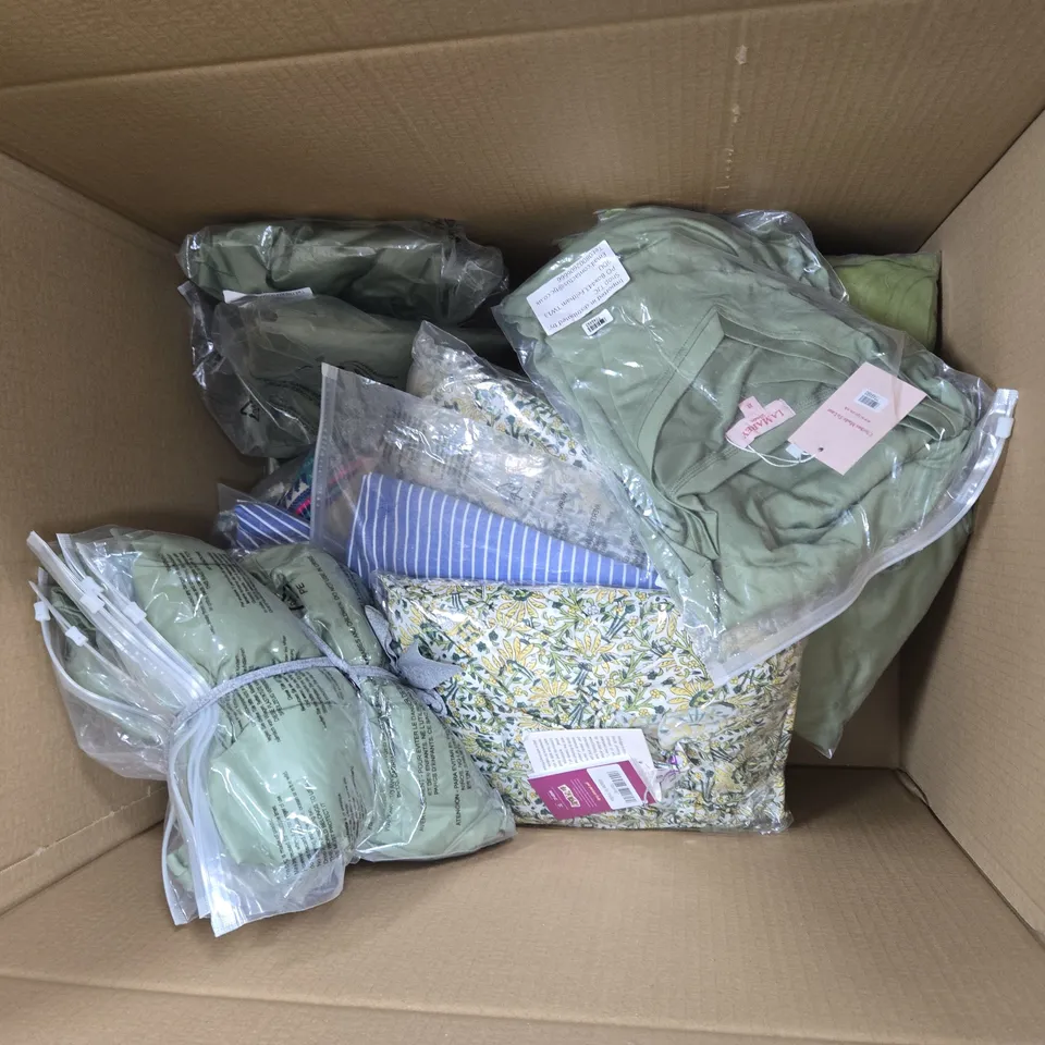CLOTHING BUNDLE – 3 GREEN TOPS (VERIFY SIZE) WOMEN'S CLOTHING BUNDLE – APROX 20 ITEMS TO INCLUDE CLOTHING ITEMS JUMPERS , TOPS AND DRESSES