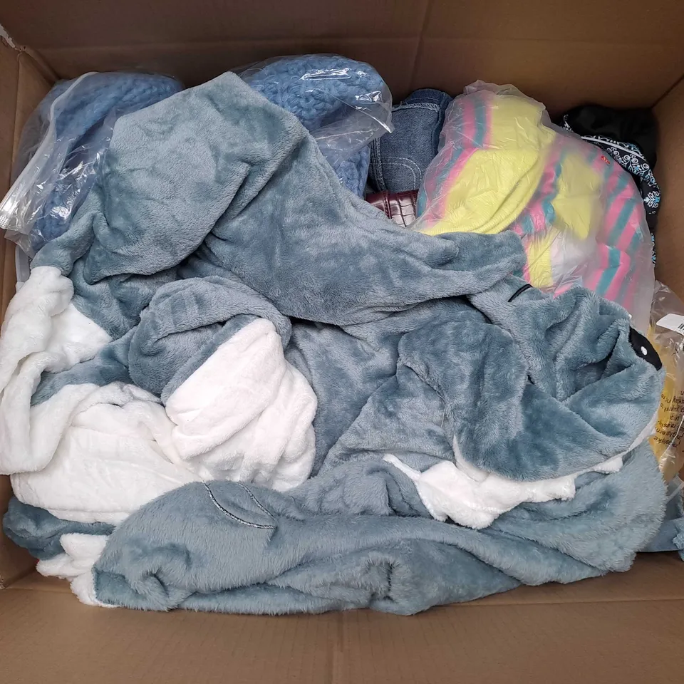 APPROXIMATELY 25 ASSORTED CLOTHING ITEMS IN VARIOUS SIZES TO INCLUDE SHARK COSTUME, TOPS, SWEATERS, ETC