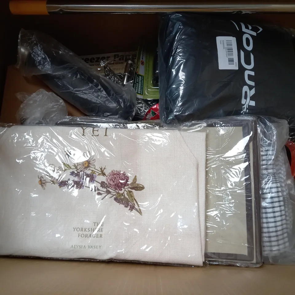 BOX OF APPROXIMATELY 15 ASSORTED ITEMS TO INCLUDE - MARKSMAN 4 PEICE HOSE FITTING - COSIFIT LIQUID SHOE SHINE - DAKCOS ALAN KEYS ECT