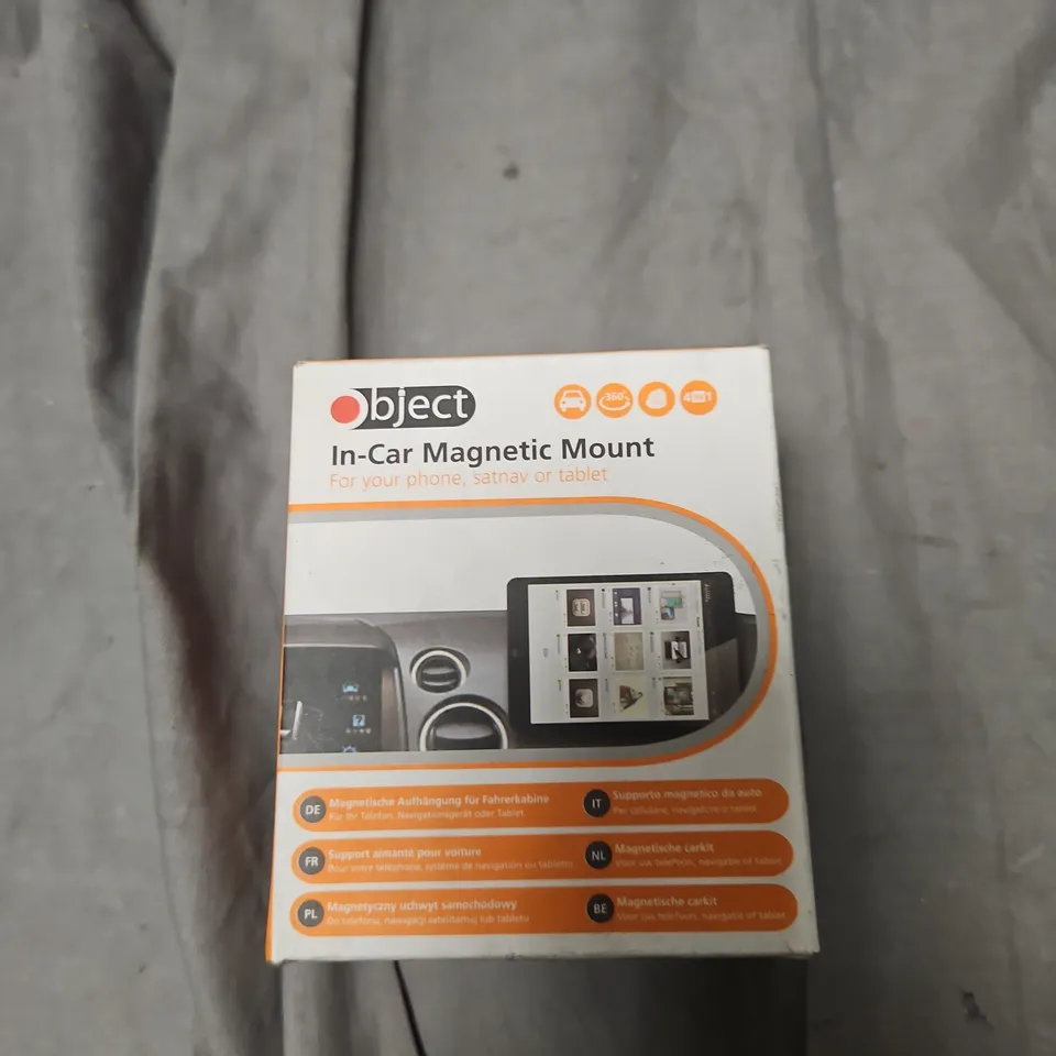 BOX OF ASSORTED ITEMS INCLUDING OBJECT BIKE PHONE HOLDER & IN-CAR MAGNETIC MOUNT AND USB CABLES