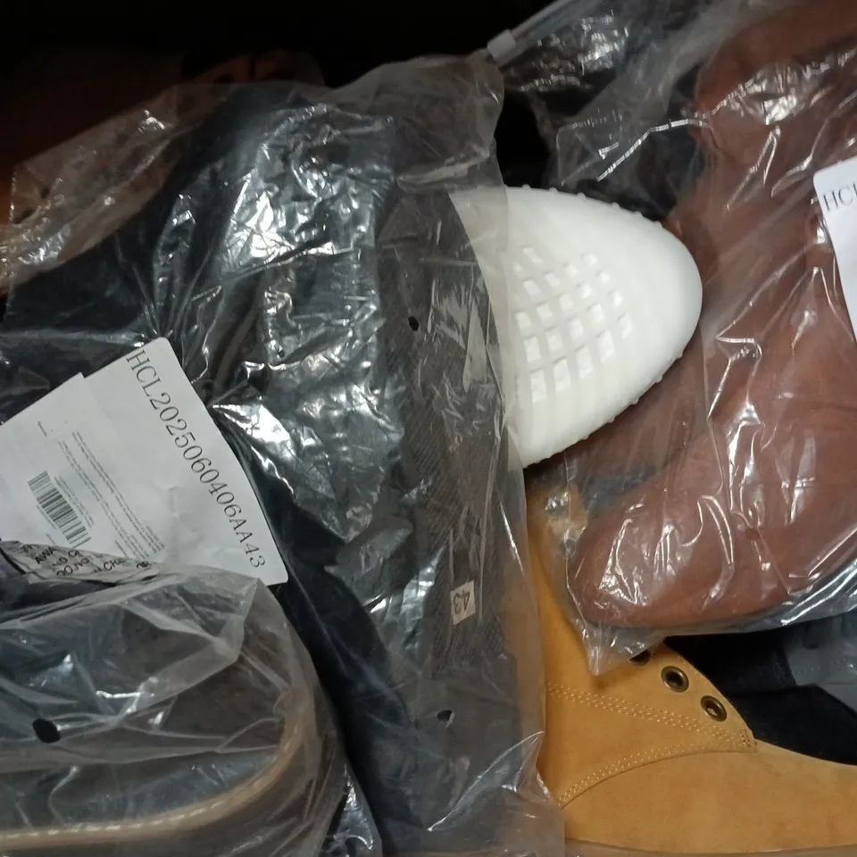 BOX OF APPROXIMATELY 15 ASSORTED PAIRS OF SHOES AND FOOTWEAR ITEMS IN VARIOUS COLOURS, STYLES, AND SIZES - COLLECTION ONLY
