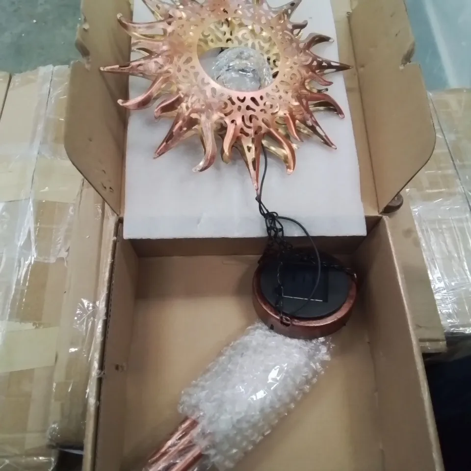BOXED SOLAR POWERED SUN WITH CHIMES