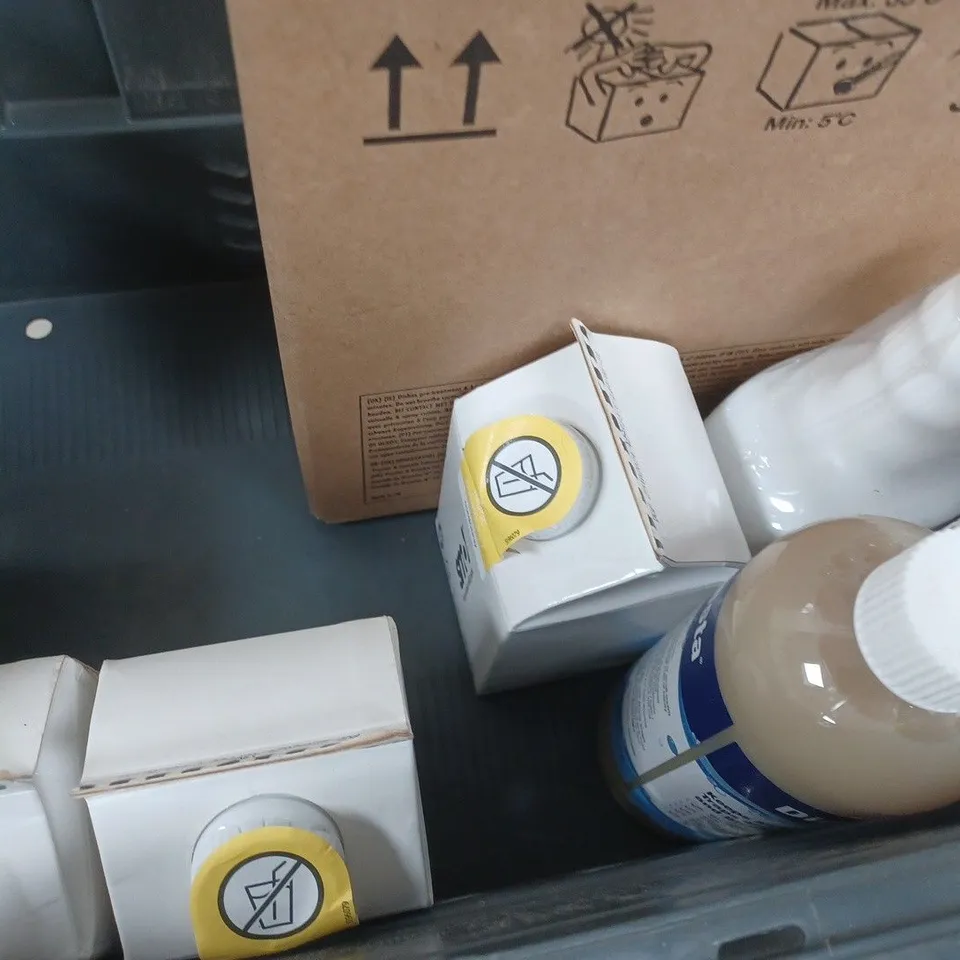 APPROXIMATELY 10 ASSORTED HOUSEHOLD ITEMS TO INCLUDE EPOXY RESIN, FLOOR CLEANER, FABRIC DYE, ETC - COLLECTION ONLY