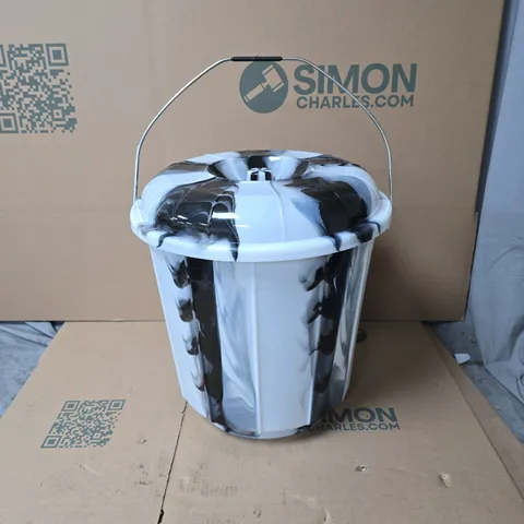 VPL 25L PLASTIC BUCKET WITH LID AND CARRYING HANDLE, INCLUDES MATCHING JUG
