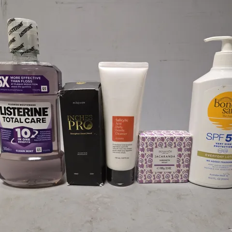 APPROXIMATELY 15 ASSORTED HEALTH & BEAUTY ITEMS TO INCLUDE - BONDI SANDS SPF 50+ . LISTERINE MOUTHWASH ETC