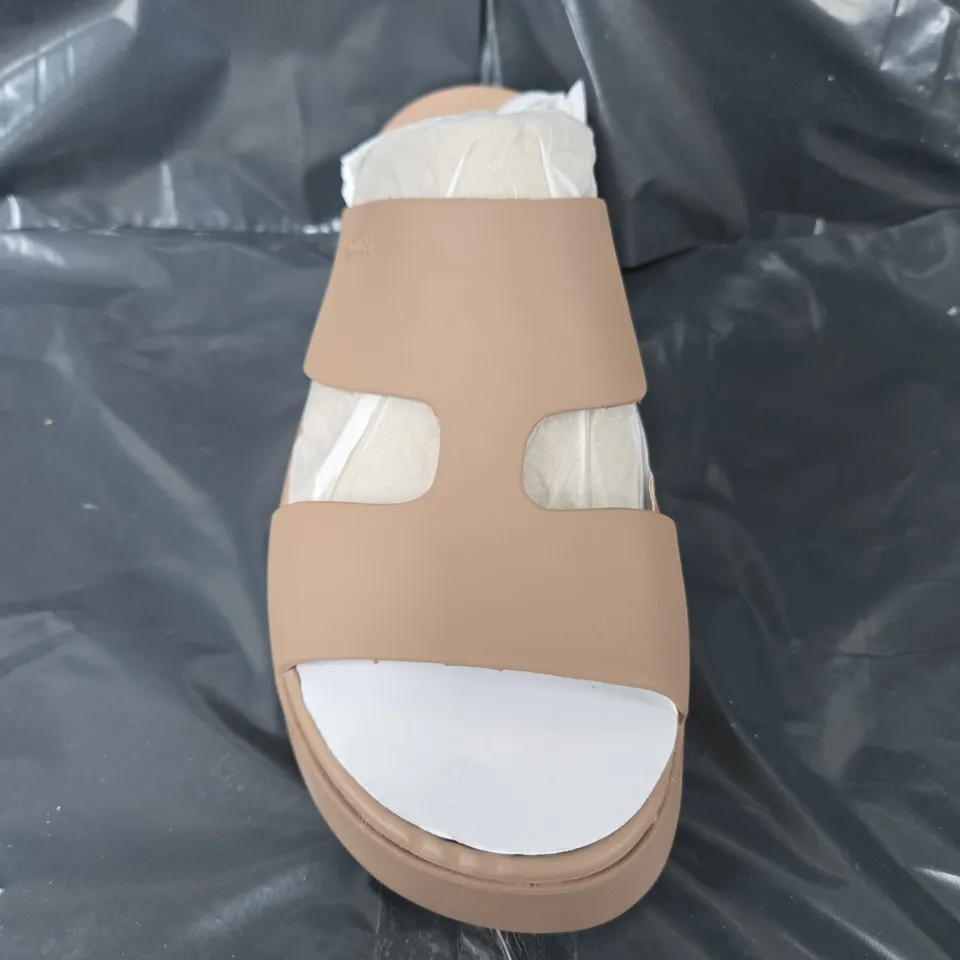 BOXED PAIR OF CROCS HETAWAY PLATFORM H-STRAP CLOGS IN BROWN - UK 7