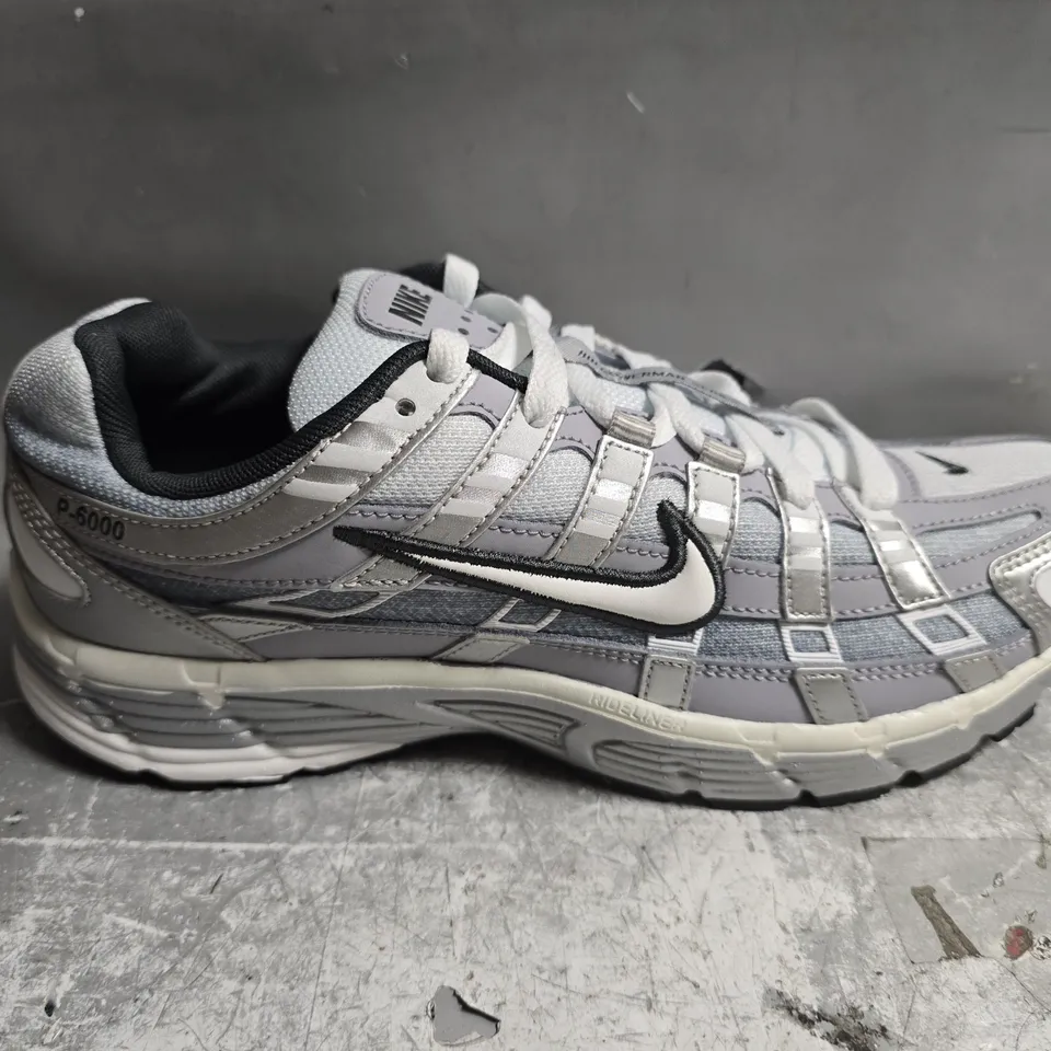 UNBOXED PAIR OF NIKE BOWERMAN SERIES RIDELINER TRAINERS IN SILVER - UK 7.5
