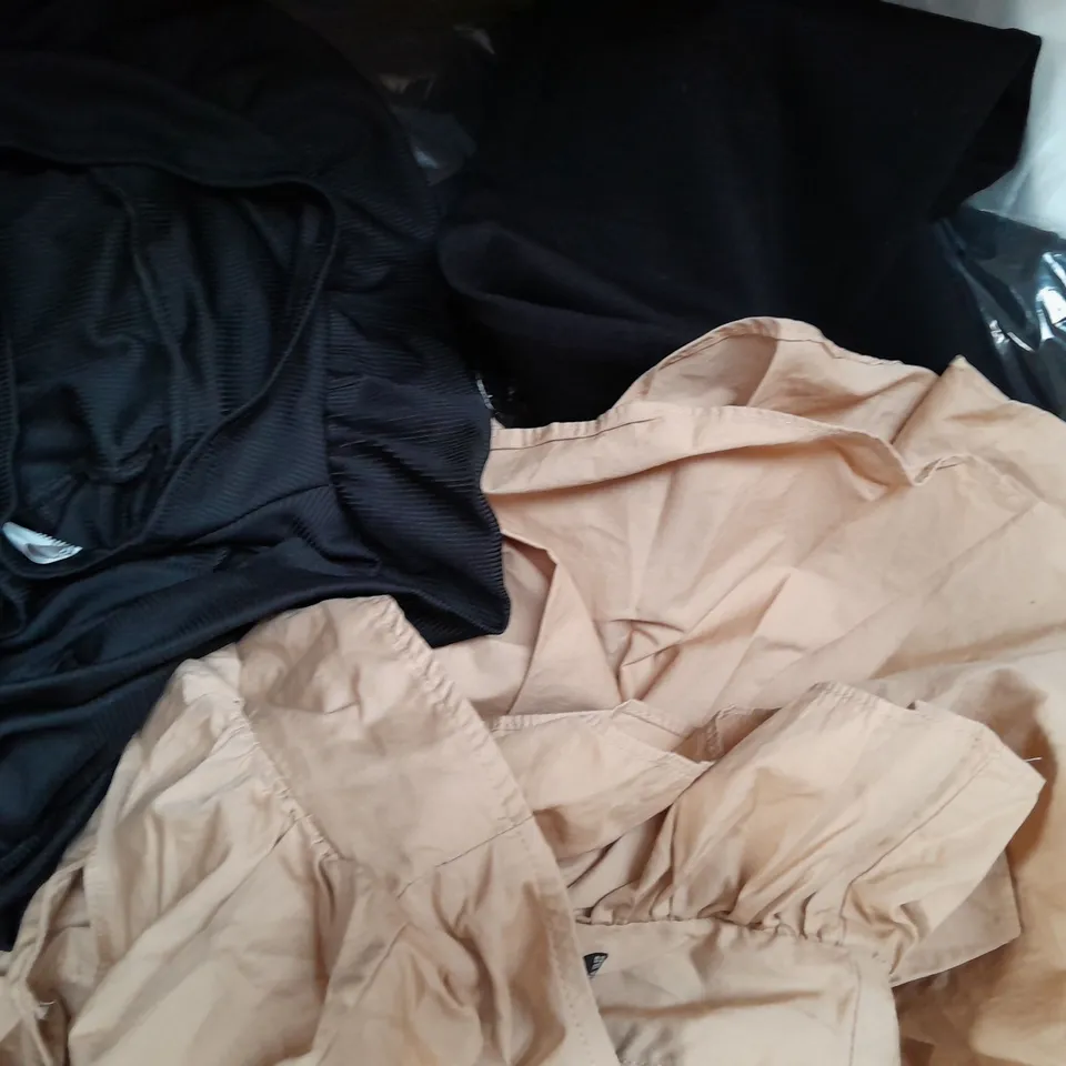 BOX OF APPROXIMATELY 20 ASSORTED CLOTHING AND FASHION ITEMS IN VARIOUS STYLES, SIZES, AND COLOURS 