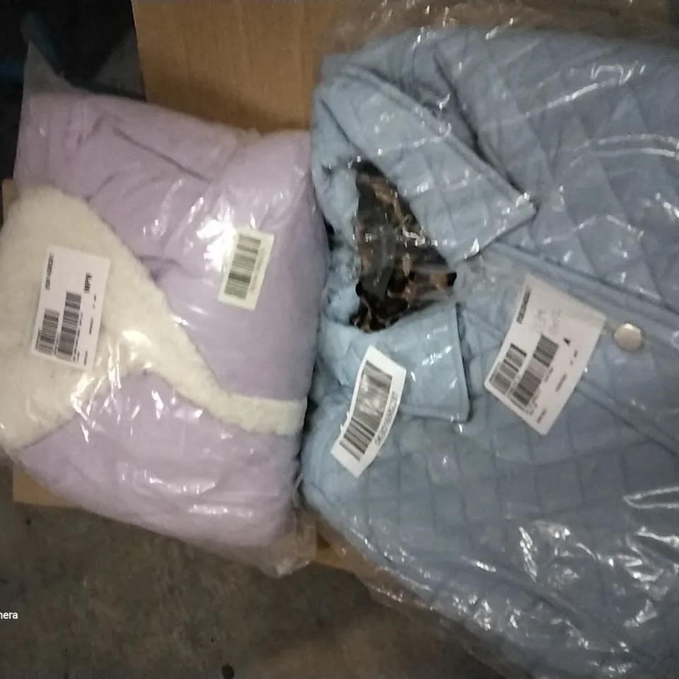 BOX OF APPROXIMATELY 12 ASSORTED BRAND NEW CLOTHING ITEMS TO INCLUDE A RUG LANGSFORD BLUE SPRING COAT SIZE 10 AND A DC FRONT CARDIGAN 
